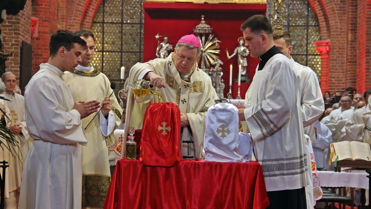 Abp Kupny w Wielki Czwartek do kapłanów: Drodzy bracia, bądźmy miłosierni bardziej dla ludzi niż dla siebie!
wroclaw.gosc.pl/doc/9220909.Ab…