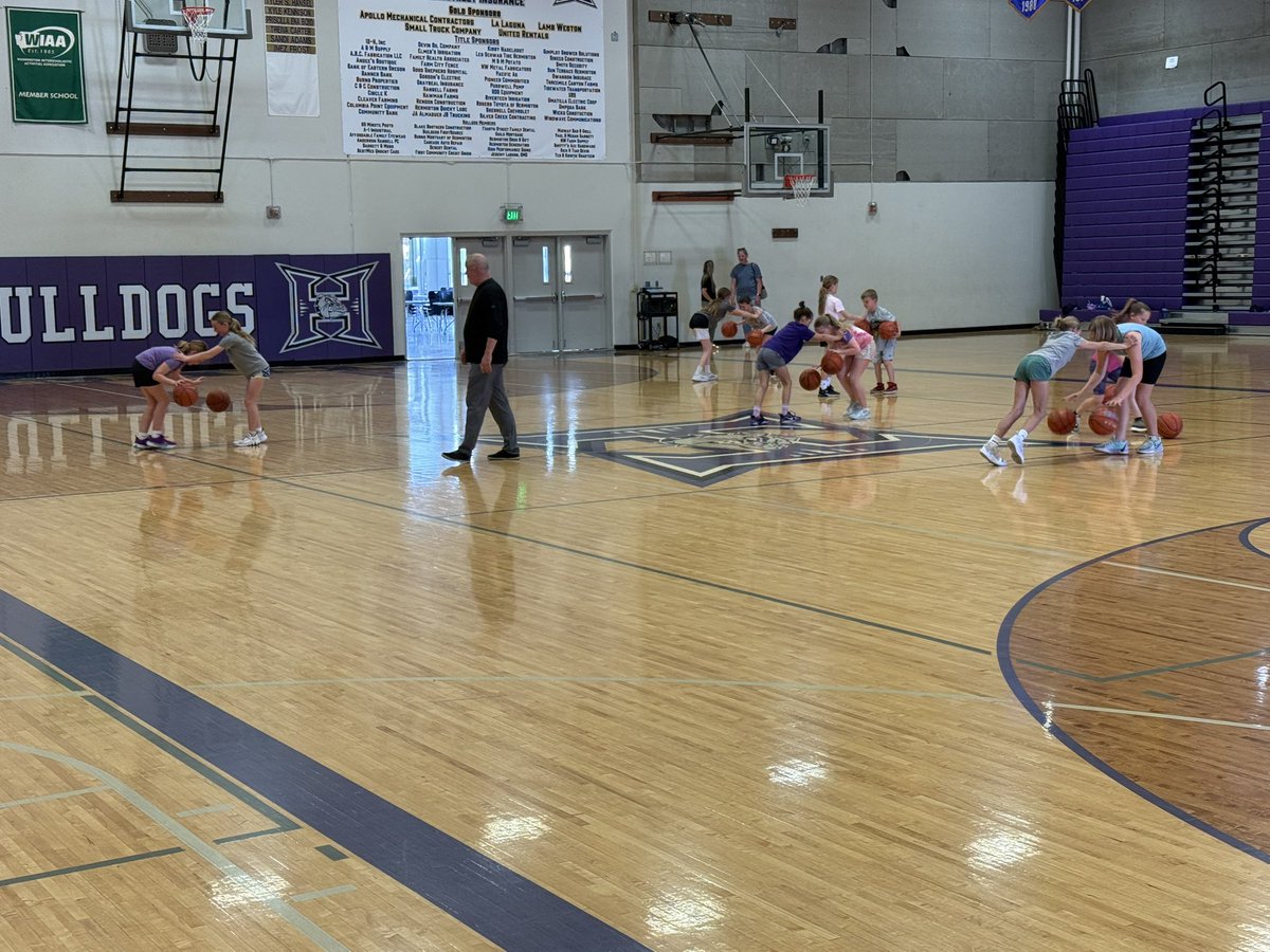 Coachjuanrod's tweet photo. How do you build a winning program?  
Invest in your youth.  Hermiston HS head girls coach providing free skills clinics this spring to our youth teams.  No fees…accessible to anyone that wants to get better! https://t.co/m6x8M2JrJr