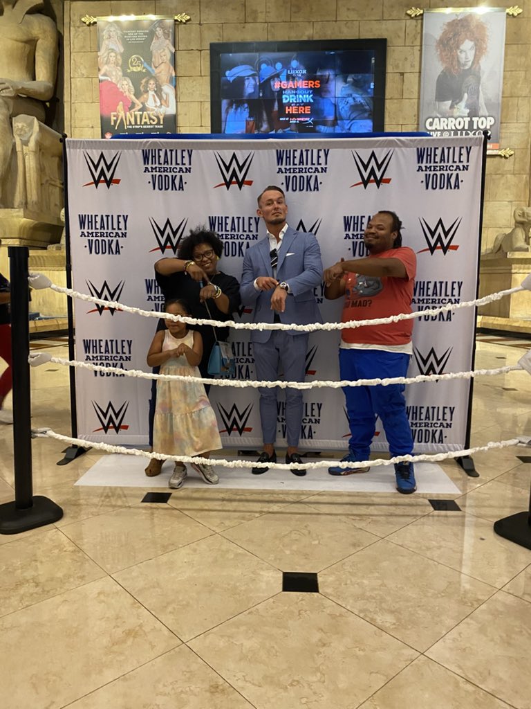 KinGGKharminGG's tweet photo. @WWE @tiffstrattonwwe @wwe_kaiser met Kaiser today nice guy but we had to let him know we team Tiffy Time https://t.co/IsN01vBqPC