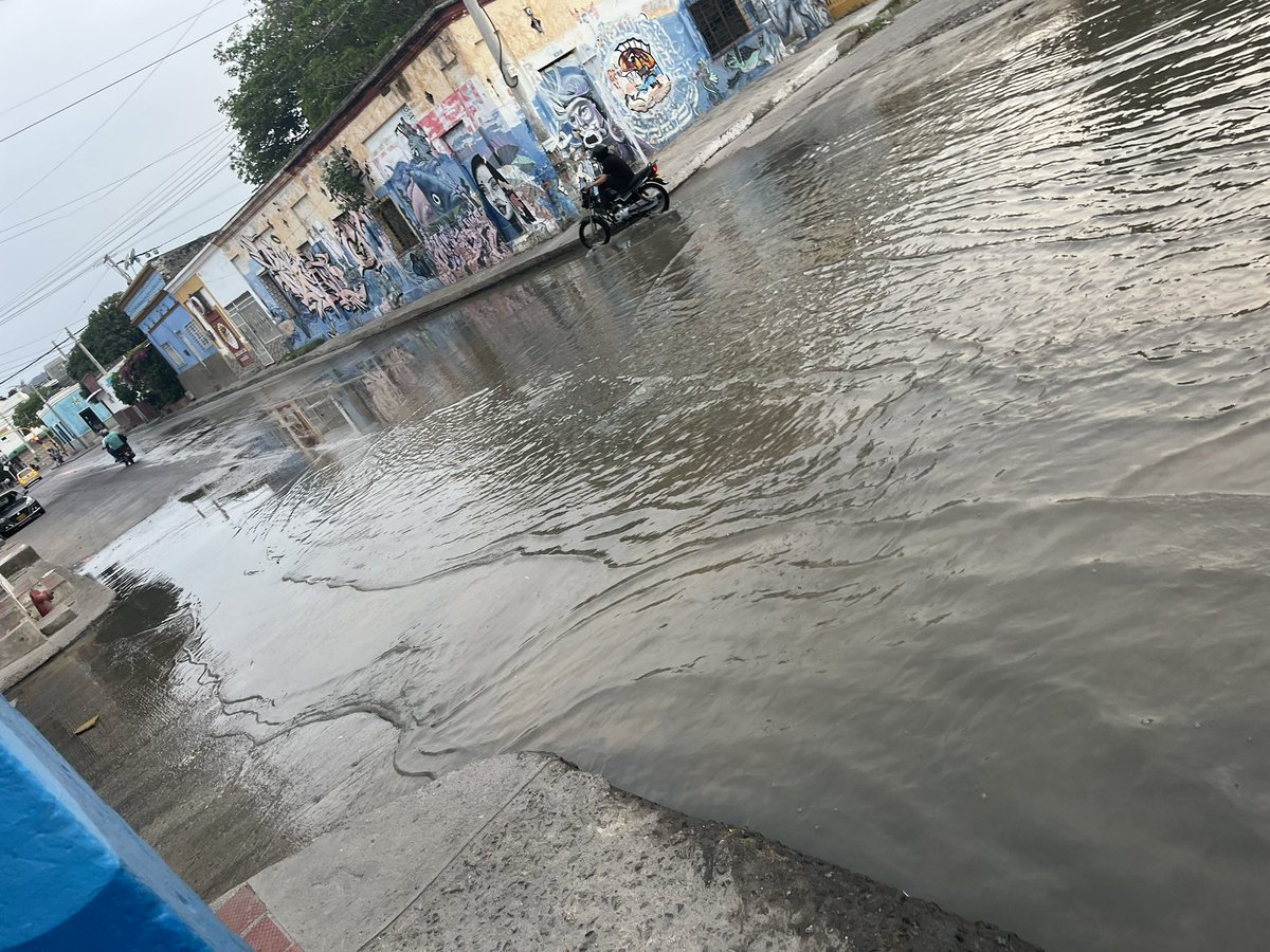 biloyc's tweet photo. No llueve en la ciudad pero el agua brota desde abajo @SantaMartaDTCH @CarlosPinedoC jueves santo.. mamita ! El turismo le gusta eso @HoyDiarioMag @ElInformador_SM @Seguimiento https://t.co/TuGU5T0TJD