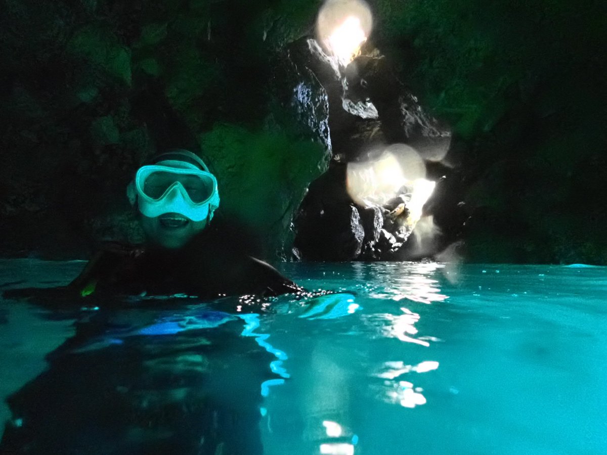 ここは私だけの秘密の青の洞窟。4畳半ほどの小さな空間ですが、ダイバーは私たちだけ。この青い世界を独占です。
でもハイシーズンの満ち潮の時だけできるので、今シーズンはこれで最後かな？サメなどの海の様子はブログで
greendiverphuket.com/2025/04/17/4-1…
#プーケット #ダイビング #phuket #diving #bluecave