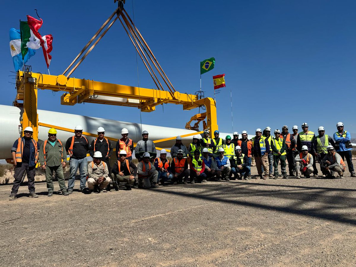 emmarejal's tweet photo. Hoy finalizamos el montaje de los 18 nuevos aerogeneradores del PEA III.
Un paso clave en la política energética de La Rioja, con más energía limpia y más trabajo local. Detrás de cada torre hay esfuerzo, conocimiento y trabajo colectivo. A ellos y ellas, gracias. https://t.co/o9mzTtXmlb