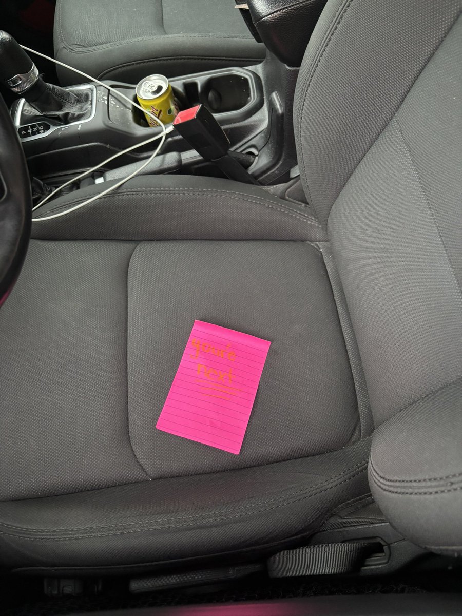 ToWetToHandle's tweet photo. Stop using these bright pink notes, my eyes hurt 😰😰😰 check the jeep @wetterthanurex2 https://t.co/x7Vcq7673t