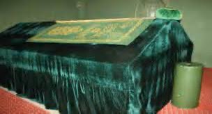 Osmanlı zamanında bir tekke varmış, müritleri oluk oluk gelir, paralar sel gibi akarmış.
Tekkede nefesi kuvvetli bir şeyh varmış. Uçmaz ama uçururmuş. Mürit sayısı o kadar çokmuş ki kuşlar bile semaya bakıp “Biz mi uçuyoruz, onlar mı?” dermiş.+