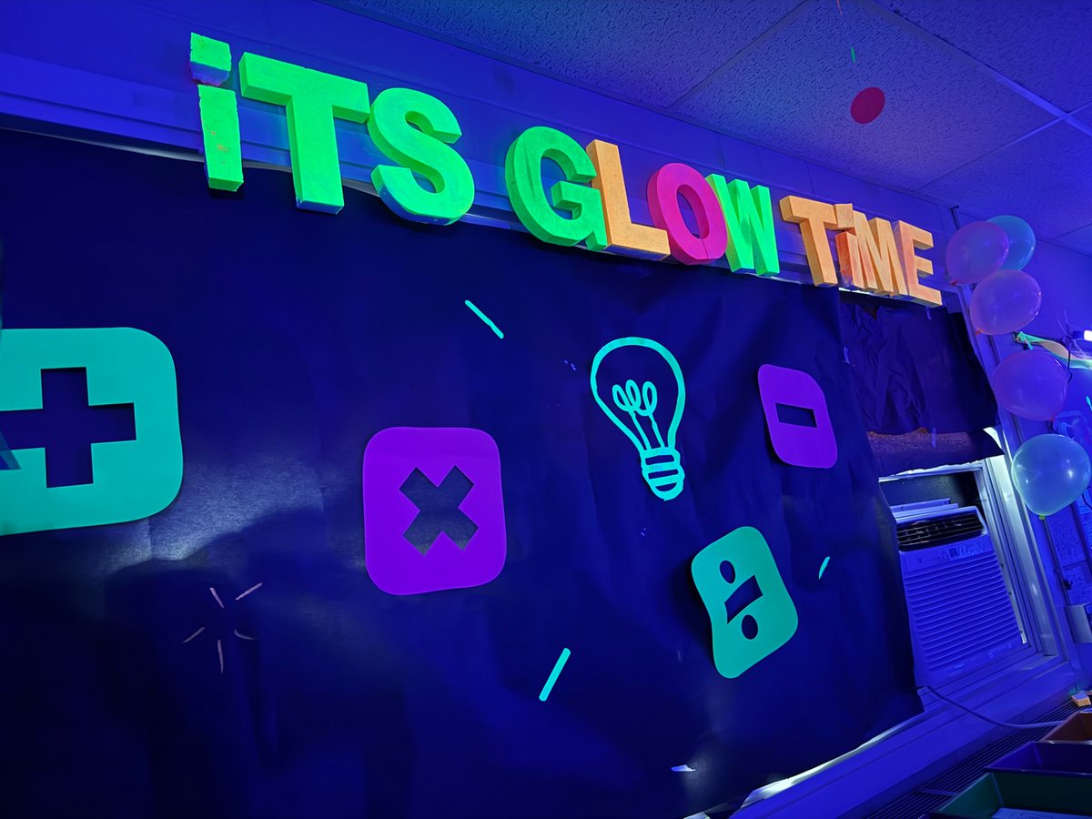 School3Grade5's tweet photo. 5th Grade Math Glow Day! 🤩🔦🌌🧠 #5thgrademath #testprepbutcooler https://t.co/GemU2pQeiv