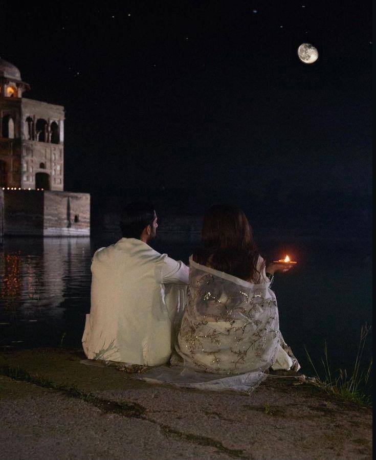 لنسهر معنًا تحت ضوء القمر 
لحتى تشرق شمس حبنا من جديد 

#بوح_آخر_الليل