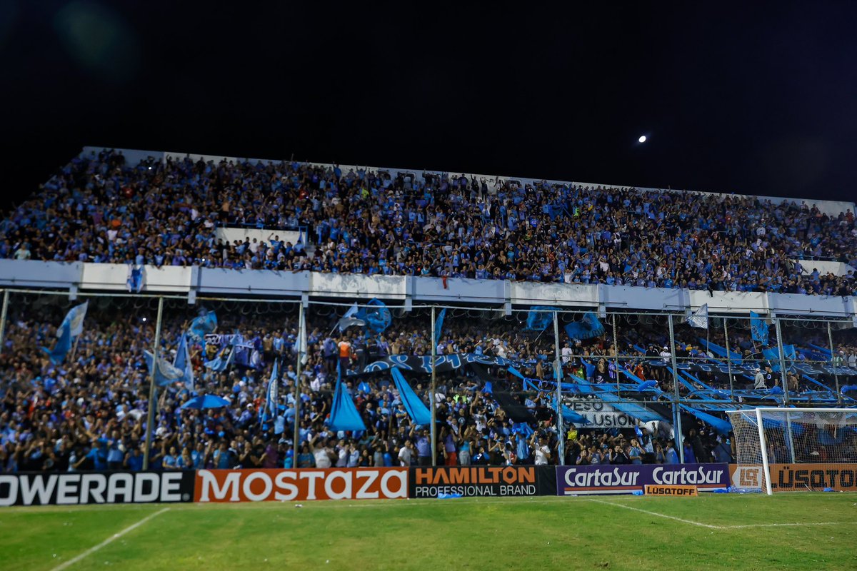 Lo de ayer en Rafaela da por terminada una discusión que ya se sabía.
El "no se compara" no es una frase, es realidad. 
Alberdi y la identidad, es real.
Vivir a lo Belgrano es real.

La única respuesta a lo que pasa en Córdoba es una: algunos tienen gente, nosotros HINCHAS.