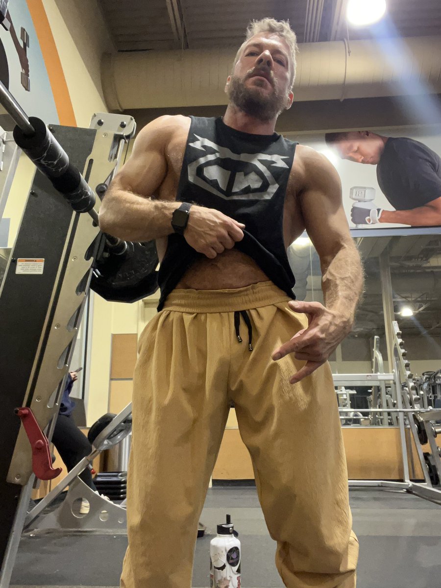 MuscleUncleRJ's tweet photo. @kvitalenka I’ll hold you https://t.co/xJ1W9W3WNQ