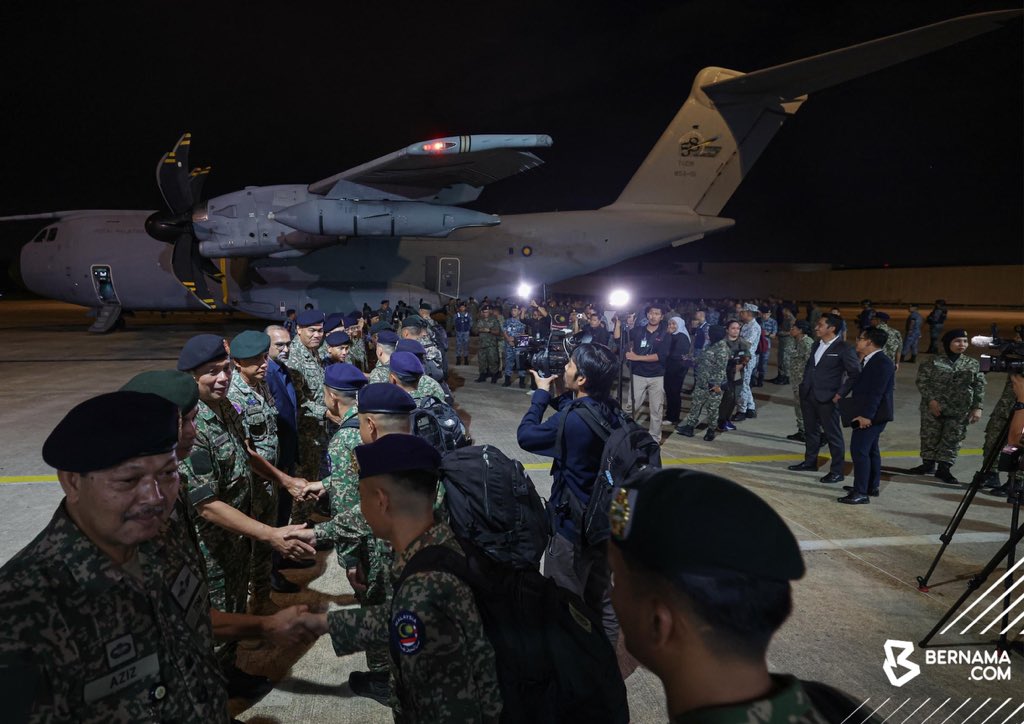 bernamadotcom's tweet image. #KualaLumpur : Malaysia menghantar pasukan perubatan Angkatan Tentera Malaysia (ATM) ke Myanmar hari ini, bagi melaksanakan Operasi Bantuan Kemanusiaan (Operasi Starlight III) susulan gempa bumi kuat yang melanda negara itu pada 28 Mac lepas.

Ketua Pengarah Perkhidmatan…