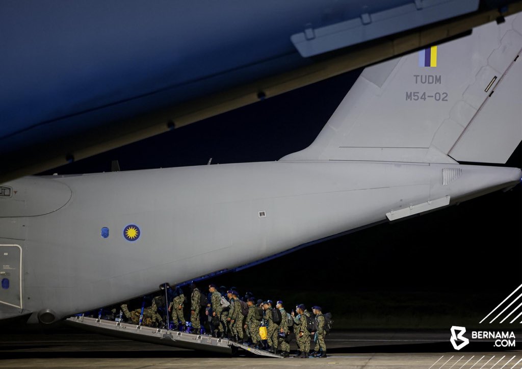 bernamadotcom's tweet image. #KualaLumpur : Malaysia menghantar pasukan perubatan Angkatan Tentera Malaysia (ATM) ke Myanmar hari ini, bagi melaksanakan Operasi Bantuan Kemanusiaan (Operasi Starlight III) susulan gempa bumi kuat yang melanda negara itu pada 28 Mac lepas.

Ketua Pengarah Perkhidmatan…