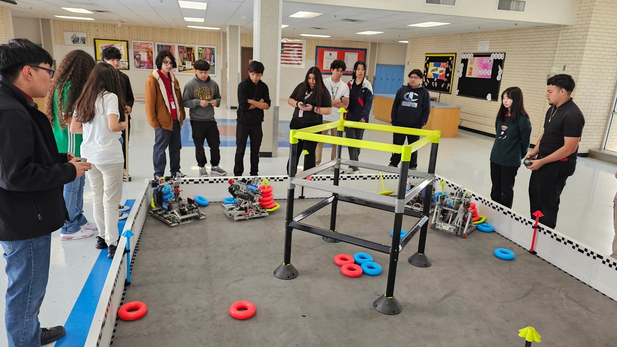 MrCortezRobotic's tweet image. Today we had a joint practice with our neighboring highschool, Skyline. It was great, the kids were able to collaborate and strategize and get some quality practice before worlds!