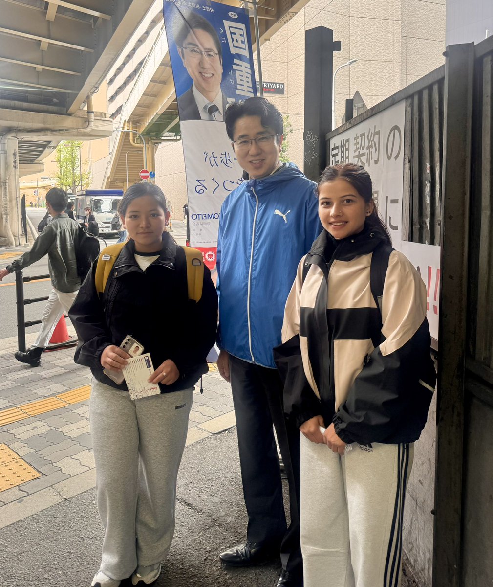 ToruKunishige's tweet photo. 道に迷っていた、ネパールから来た21歳と19歳の女性。たどたどしい日本語で「日本語学校に行きたい」と。

Googleマップを写メしてもらい、ボイストラでネパール語に訳して説明。でも、駅構内を通る道だったので、これは迷うなと判断。一緒に学校まで歩きました。

ようこそ日本へ。楽しんでください！ https://t.co/KNpEbJW2wU