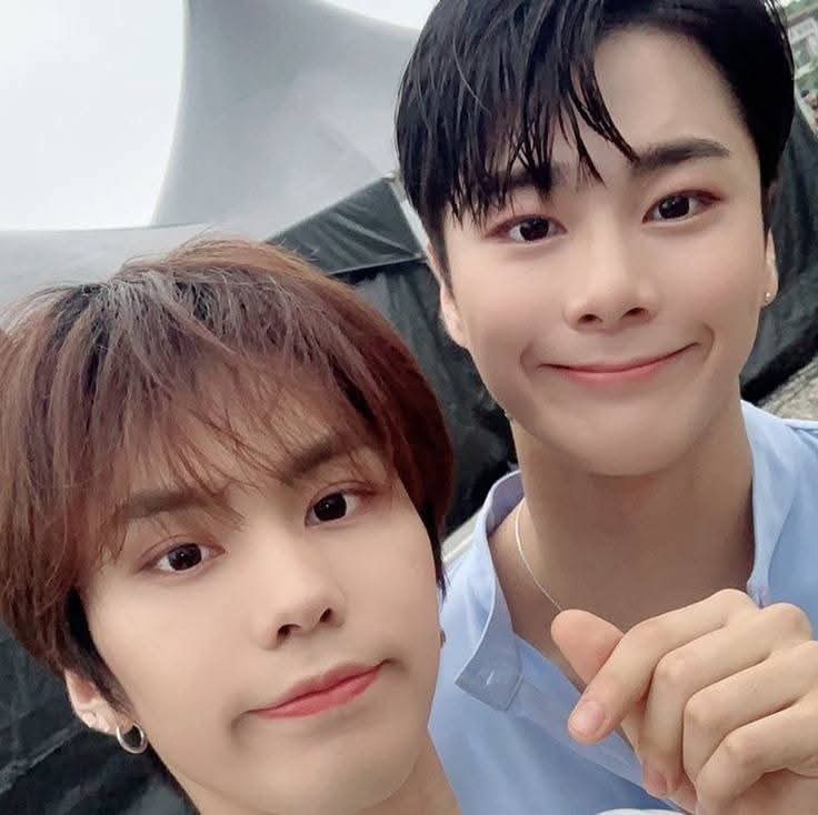 Lizzy_Cordero's tweet photo. #ArohaMexico present! We love you Lucky Rocky! we'll always walk by your side. Thanks for giving us the chance to see you together again🙏🏻💜✨
#WeLoveYouRocky
 #StayStrongRocky
#ProtectRocky
#ROCKY
#HAMO
@p_rockyent @wonijin_ent 
#OT6xsiempre https://t.co/416GLnu66y