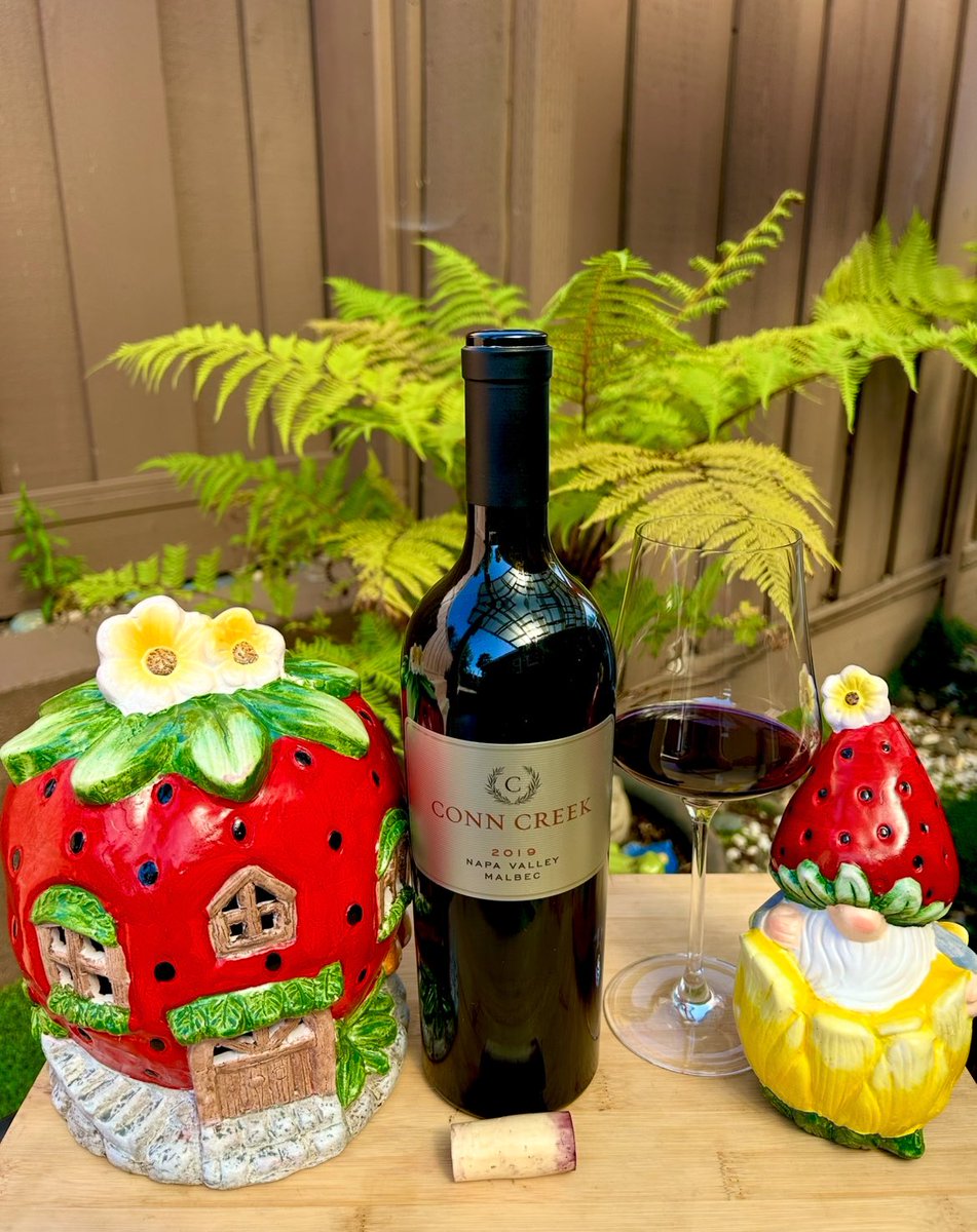 _drazzari's tweet photo. It’s #WorldMalbecDay &amp; I’ve got this @conncreekwinery Malbec from Napa Valley. This one shows aromas of red raspberry, nutmeg and violets with a palette of pomegranate, cocoa powder and leather. Cheers. https://t.co/0dMnjE2mNt