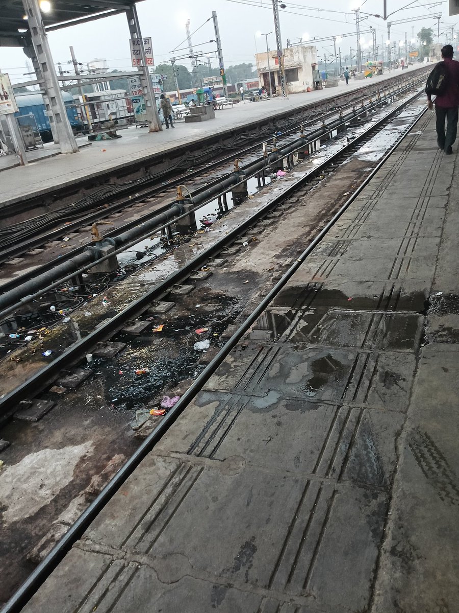 उत्तर प्रदेश की राजधानी लखनऊ के चारबाग रेलवे स्टेशन के प्लेटफॉर्म नंबर 5 पर  गंदगी का अंबार है ..रेलवे एक तरफ जहां साफ सफाई का ध्यान रख रहा है तो यहां के सफाई कर्मचारी पलीता लगाने में कोई कोर कसर नहीं छोड़ रहे.
<a href="/RailwaySeva/">RailwaySeva</a> <a href="/amit9191259537/">DNM DIGITAL @lucknow</a> <a href="/RailMinIndia/">Ministry of Railways</a>