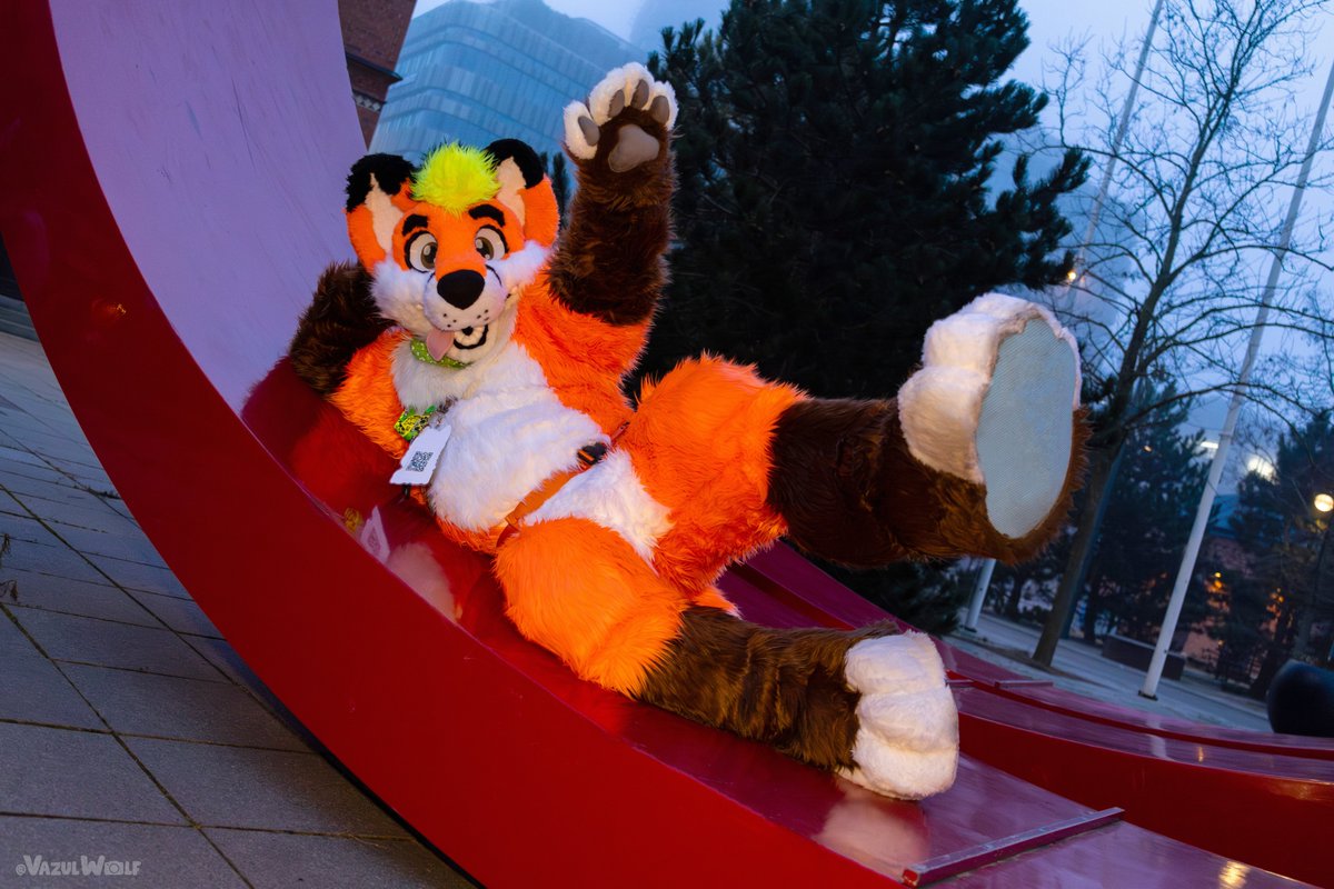 Happy  #FursuitFriday ! ^^

📸: <a href="/VazulWolf/">Vazul</a> 

#NFC2025 #furry #fursuit #fursuiter #furryfandom