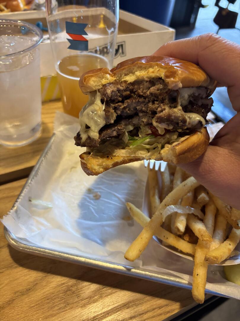 gamefamex's tweet photo. Tripple smashie from a local pub 
👉 https://t.co/yaEStox73k
#ad #TrippleSmashie #LocalPub #CraftBeer #FoodieAdventure #CheersToGoodTimes #foodie #burgers #cooking #fastfood #trending #sandwiches #yum #foodpoll https://t.co/lXaw9xZ3OQ