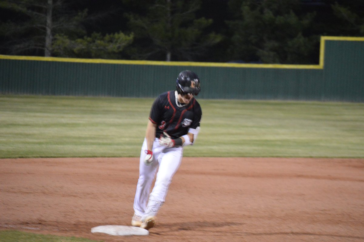 Eli Fletcher WITH A WALK OFF BOMB!!!!!!

Final | DAWGS 9, Red Devils 7

#GoDawgs   #ItJustMeansMore