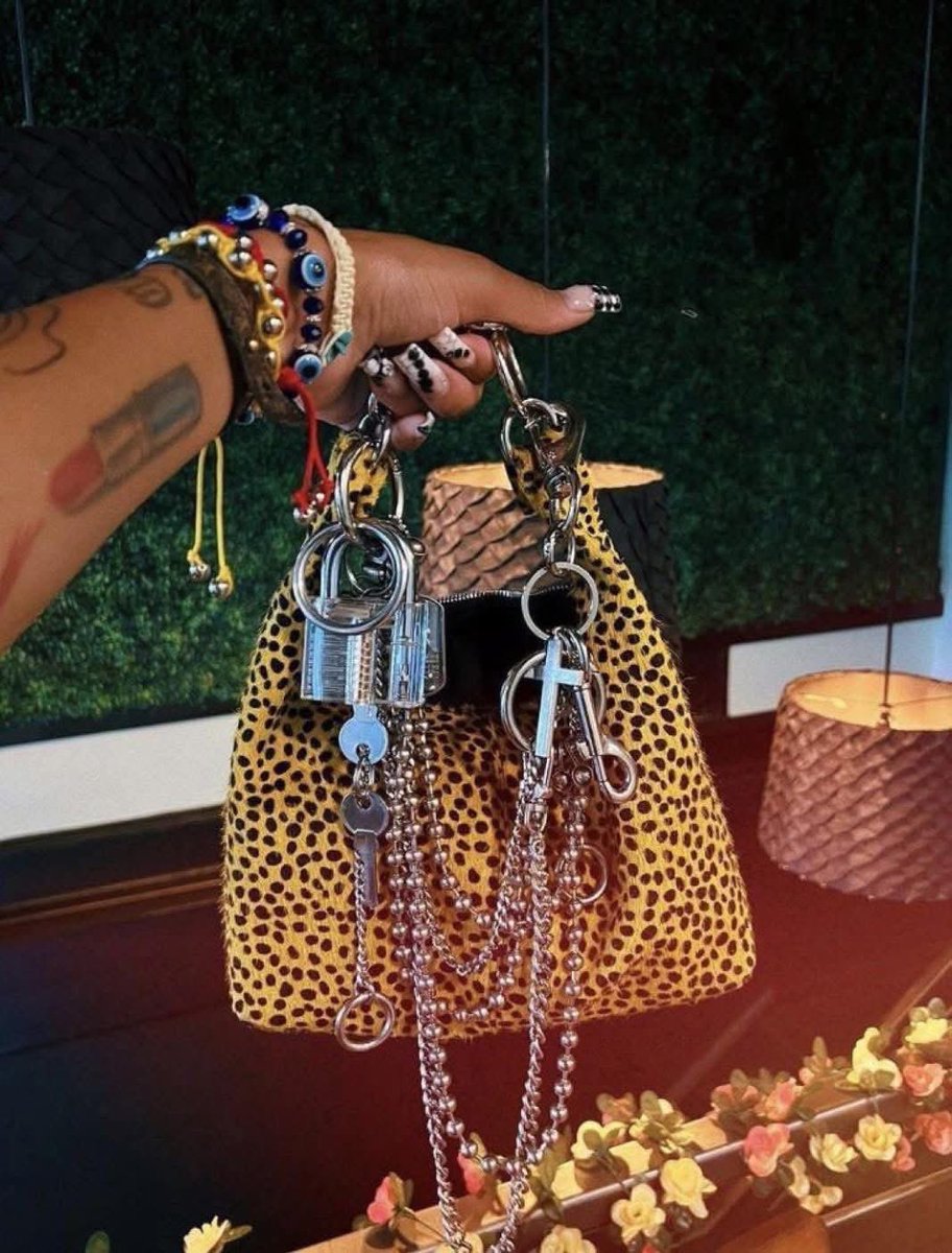 NunnieTheG's tweet photo. i love a junk purse ✨😍 https://t.co/ZmmjETxDX2
