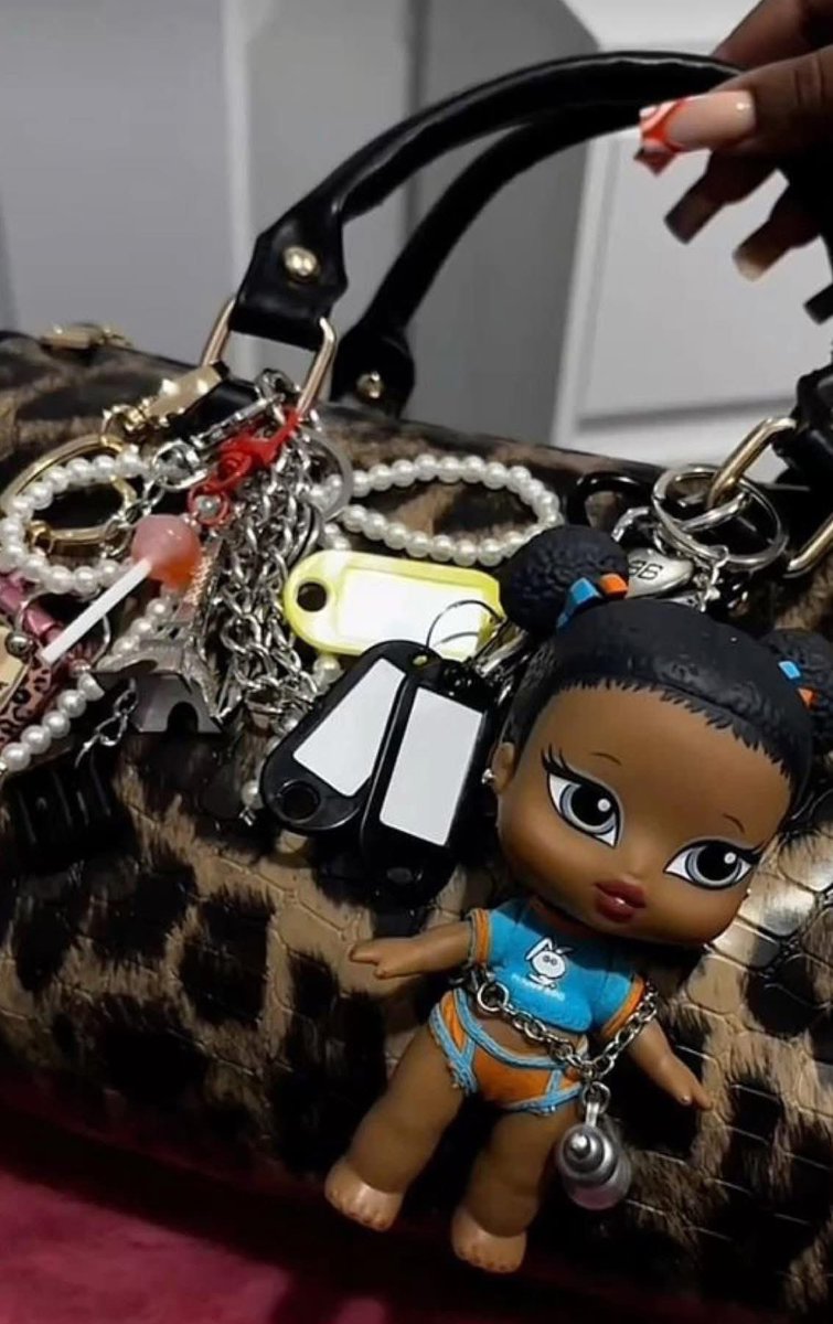 NunnieTheG's tweet photo. i love a junk purse ✨😍 https://t.co/ZmmjETxDX2