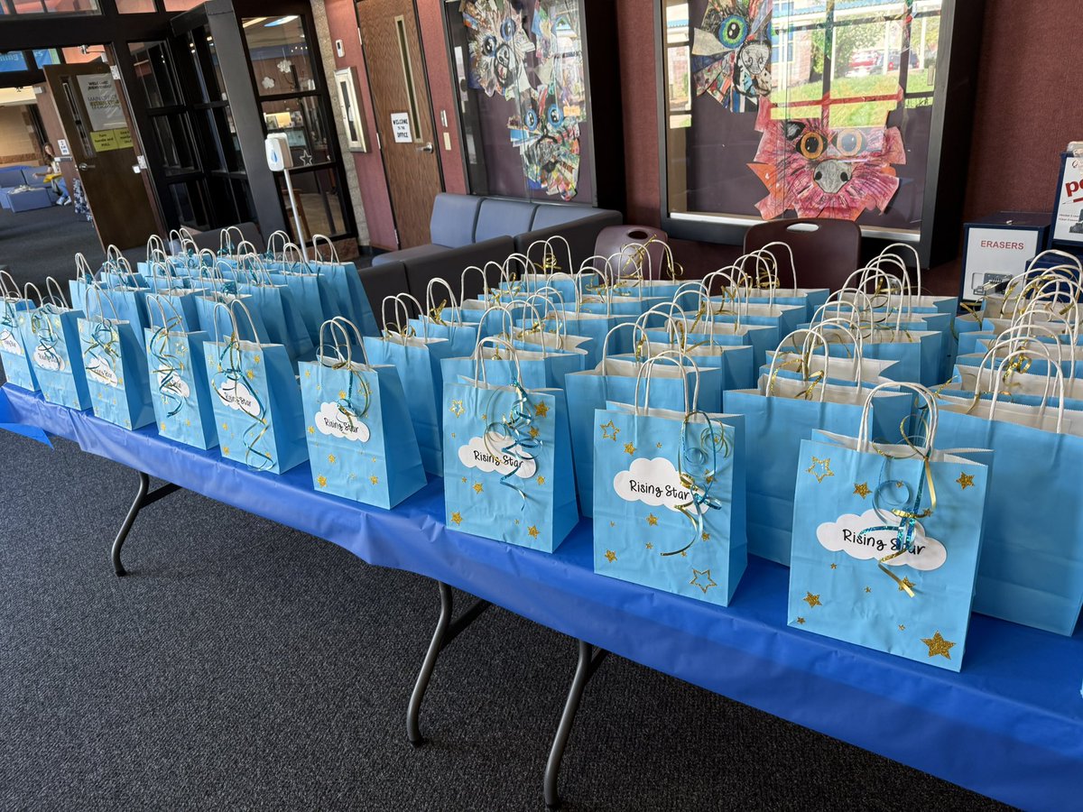 RStar512's tweet photo. Welcoming our newest shining Stars! 🫶🤩⭐️#youbelonghere https://t.co/Zz70dw9moh