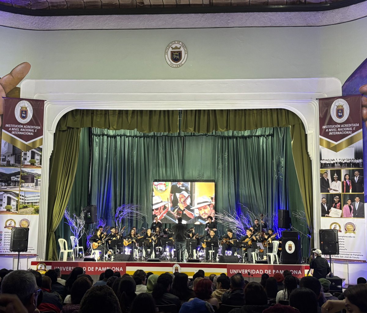 ictpcultural's tweet image. ¡La música de nuestra tierra suena con fuerza! 🎼🪕🌄
En este momento vibra el Concierto “De Mi Tierra” con agrupaciones invitadas y la Estudiantina De la Montaña Santandereana en el Teatro Jauregui. 
¡Tradición, alegría y talento en cada nota! 🙌💃
#ICTP2025 #SemanaSanta