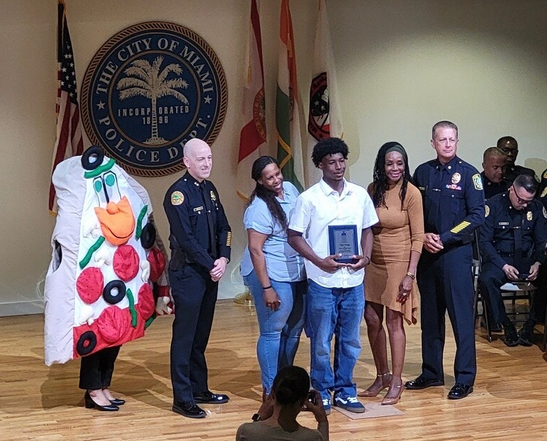 David Lawrence K8 (@davidlawrencek8) on Twitter photo Shoutout to Nigel Courtney for being nominated for Doing the Right Thing! Nigel saw something, said something, and made a difference. Thatās how you lead by example! #yourbestchoicemdcps <a href="/CostaDevito/">Alicia Costa DeVito</a> <a href="/DTRTMiami/">Do The Right Thing</a> <a href="/MDCPSNorth/">M-DCPS North Region</a> <a href="/SuptDotres/">Jose L. Dotres, Ed.D.</a> <a href="/MDCPS/">Miami-Dade Schools</a> Shoutout to Nigel Courtney for being nominated for Doing the Right Thing! Nigel saw something, said something, and made a difference. Thatās how you lead by example! #yourbestchoicemdcps <a href="/CostaDevito/">Alicia Costa DeVito</a> <a href="/DTRTMiami/">Do The Right Thing</a> <a href="/MDCPSNorth/">M-DCPS North Region</a> <a href="/SuptDotres/">Jose L. Dotres, Ed.D.</a> <a href="/MDCPS/">Miami-Dade Schools</a>