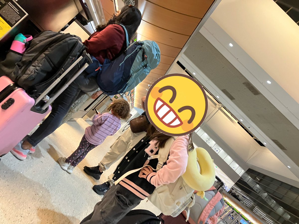 機場捕捉：翹臀媽媽生了個翹臀女兒（貌似還在發育中）

亮點：媽媽屁股原來那麼翹，老公幸福死了