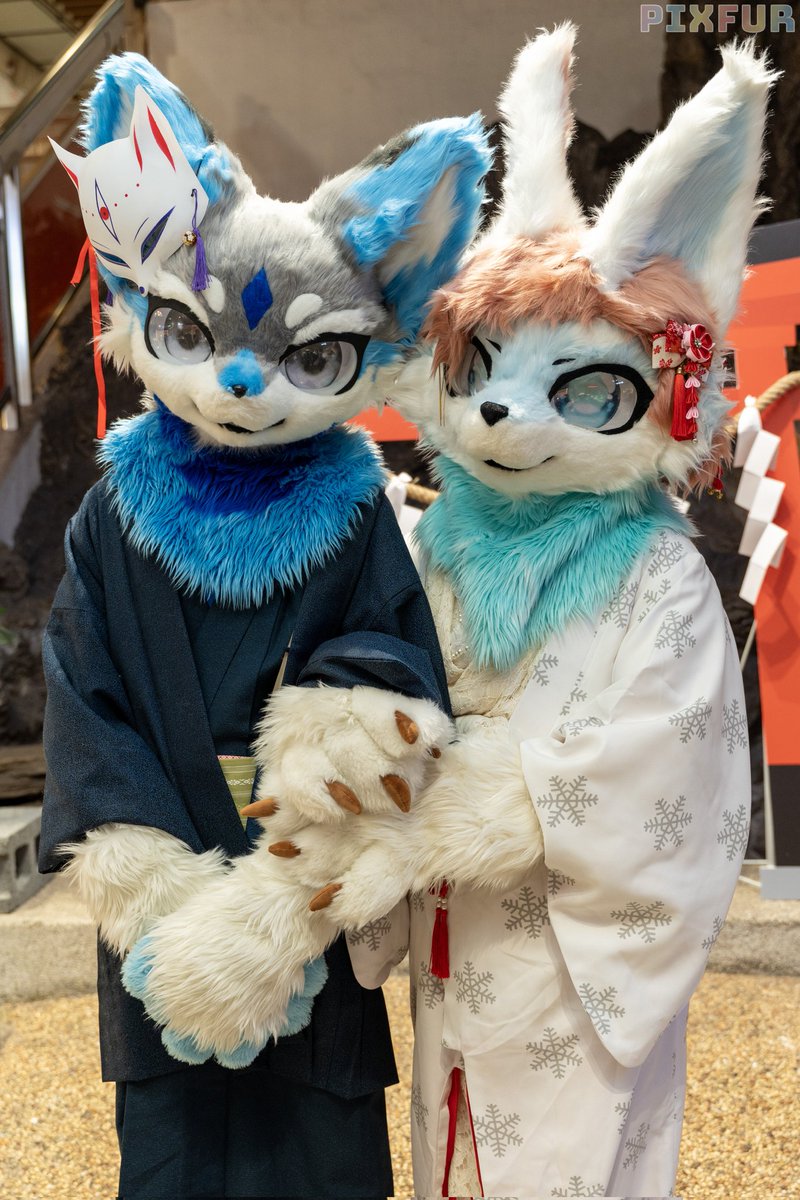 「吶...好喜歡這種把你攬在身邊的感覺，很幸福呢」
#Fursuit
#FursuitFriday
📷： FB天狐 
🦊： <a href="/canducedmart/">canduce-鴉片督軍（伊空）</a>
#狐之花嫁祭