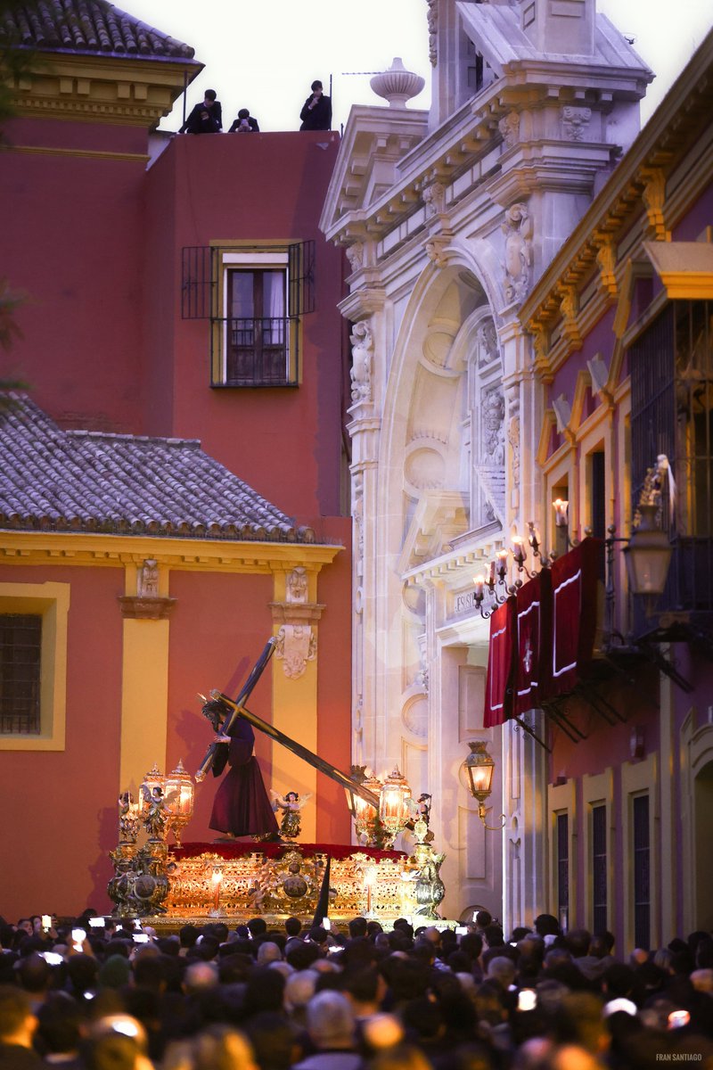 Amanece en Sevilla.

#SSantaSevilla25
