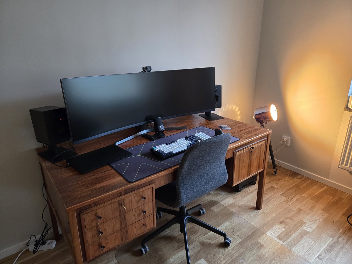 Hack3rBot's tweet image. Been busy moving the last weeks. But now at least the computer is on the desk with proper cable management.