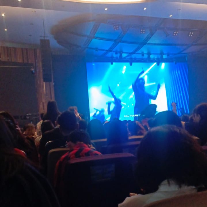 Aku: Sholat Jumat.                 Dia: Jumat Agung