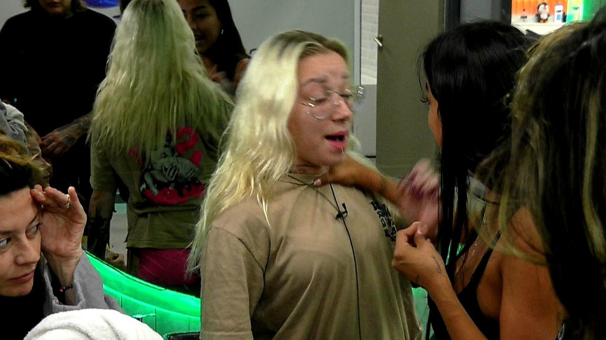 la producción sancionó a cata por ponerle orégano a un brownie y a brian por comer unos chocolates del kiosko, pero fingieron demencia cuando LUZ AL 9009 agredió físicamente empujando a la tana, nefasto.

#GranHermano
