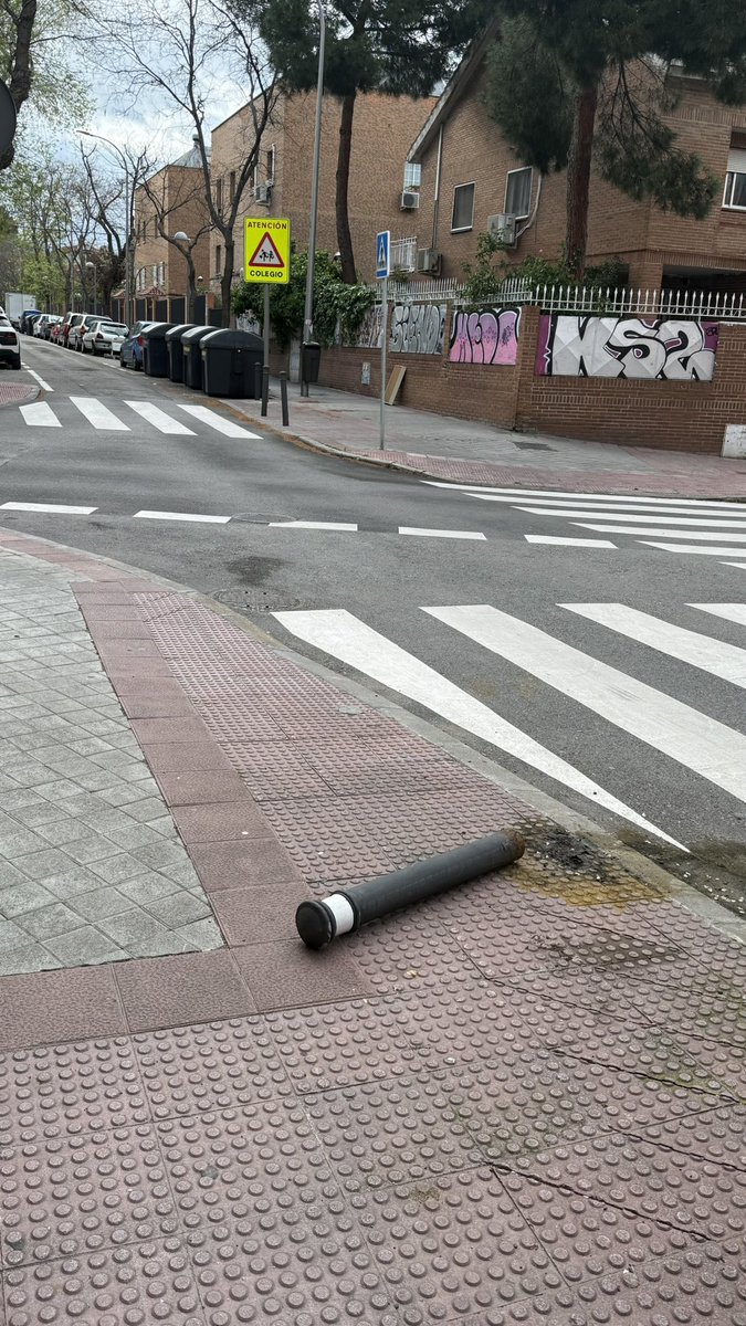 Calle piedrahita esquina alba de Tormes 

Ya apenas quedan bolardos y los coches se suben en la acera 

<a href="/Lineamadrid/">Línea Madrid</a>