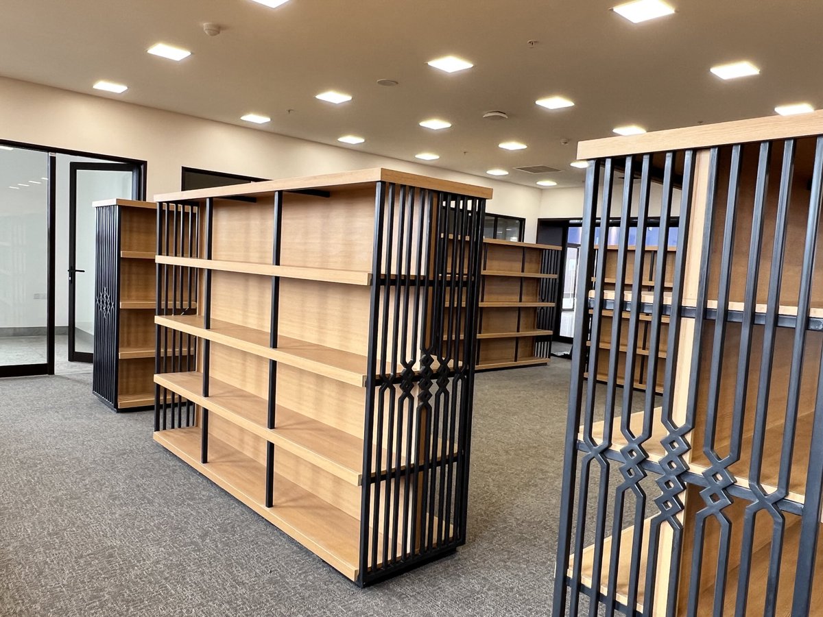 VInteriorsLtd1's tweet image. Stunning new shelving installation with beautiful metal and wood shelves, creating a modern and inviting atmosphere for all students and faculty.
#UniversityLibrary
#StudySpace
#BookLovers
#InnovationInLearning
