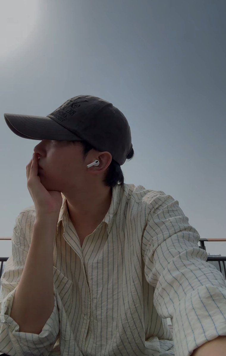 another boyfriend pic is born 🧎🏻