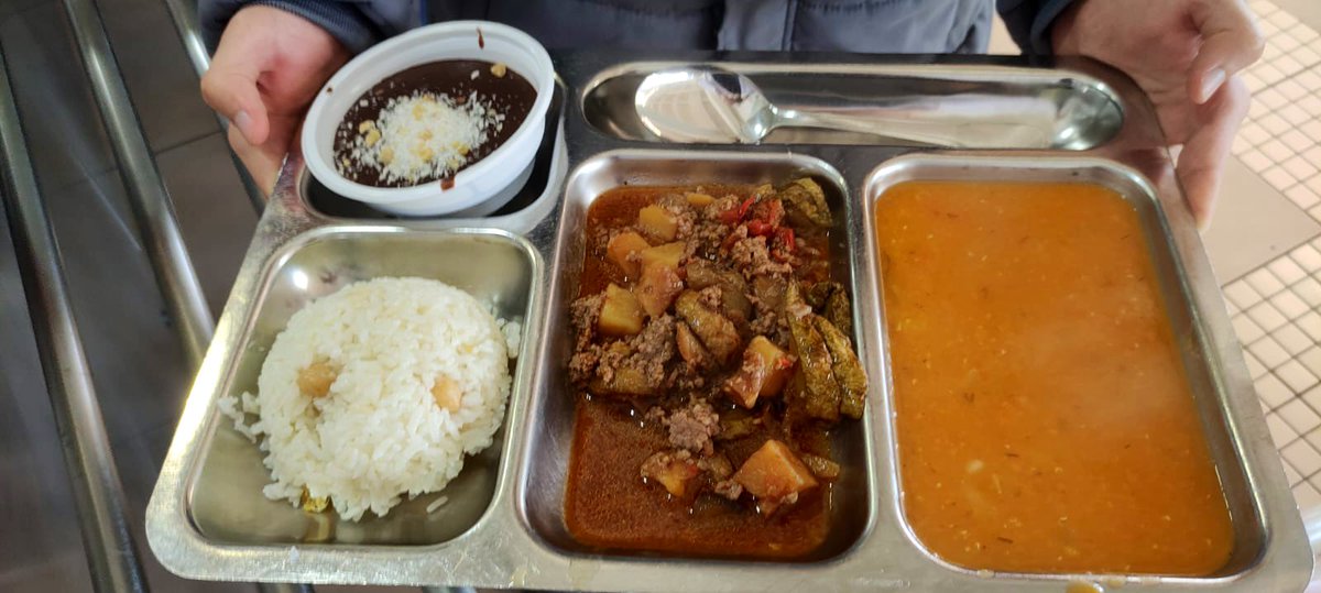 Bugün sizlere her gün İstanbul'da yüzbinler, Türkiye'de milyonlarca gencin faydalandığı bir ultra mega projeden bahsedeceğim.

Üniversitelerde gençlerimize yemek hizmeti sunuyoruz.

415 milyar lira bütçesi olan CHP'li İstanbul Belediyesi, benzer hizmeti 40 liraya günde yalnızca