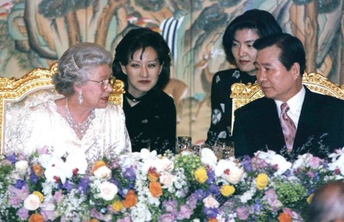 DJ의 통역을 하셨던 분이 강경화 외교부 장관님이십니다.