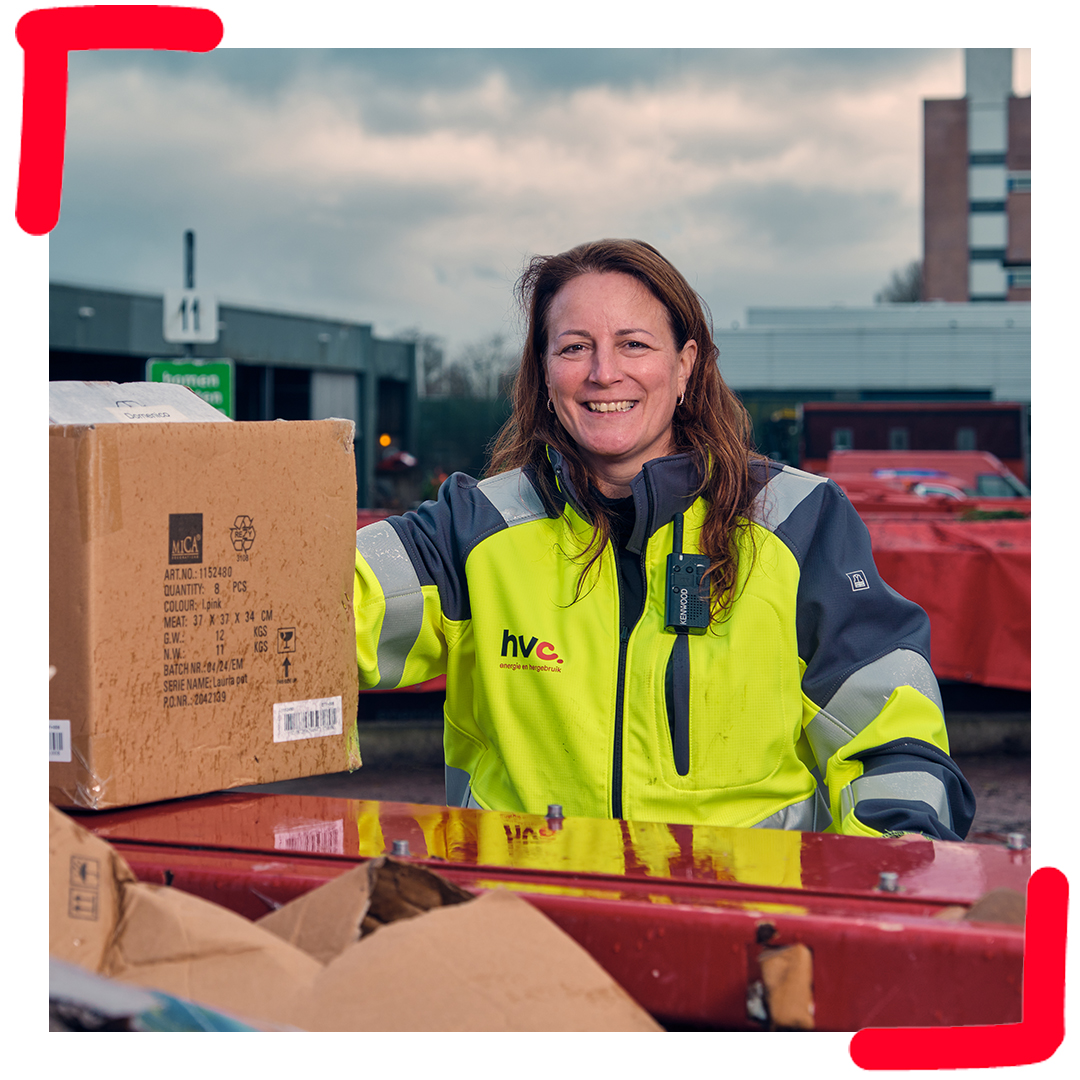 📅 Vandaag is het Goede Vrijdag 💼 Maar bij ons gaat alles gewoon door! We halen het afval op zoals je van ons gewend bent en ook het afvalbrengstation is open.  Alvast hele fijne Paasdagen! 🐣🌼