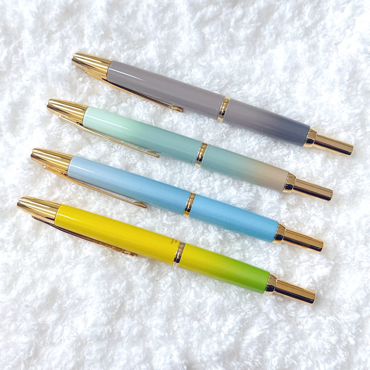 #콩설기산다

나가사와 캡리스 데시모 고베 그라데이션 하버 민트

저는 그만 정신을 잃어버리고 만 것이었습니다😇 내친 김에 역대 그라데이션도 모아 봤는데 그저 아름답군용...🩵🩷