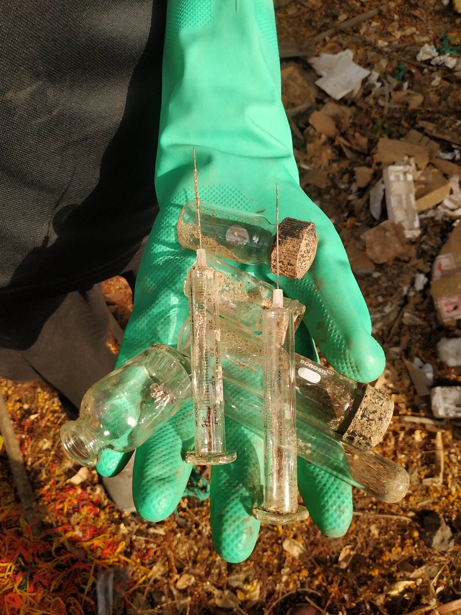 puneploggers's tweet image. Last Sunday, during our cleanup drive at Vetal Tekdi, we found household waste, plastic bottles, syringes, and even glass bottles scattered across the forest.
It was heartbreaking to see such carelessness in a space meant for peace and greenery.

#pune #cleanpune #saveearth