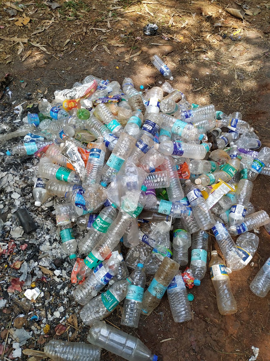 puneploggers's tweet image. Last Sunday, during our cleanup drive at Vetal Tekdi, we found household waste, plastic bottles, syringes, and even glass bottles scattered across the forest.
It was heartbreaking to see such carelessness in a space meant for peace and greenery.

#pune #cleanpune #saveearth