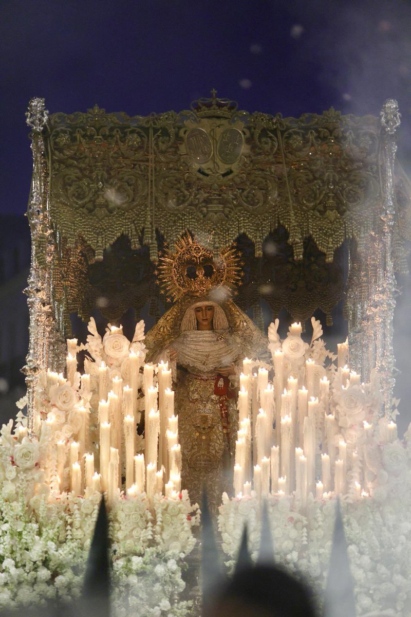 "Igual que un faro de amor
eres Virgen Soberana,
Madre de los marineros,
Señora de la arrogancia,
orgullo de San Jacinto,
repique que nunca acaba,
canción de nuestra alegría,
puerto y altar de la Cava,
nave segura hacia el Cielo
y Esperanza de Triana"

#EsperanzaDeTriana25