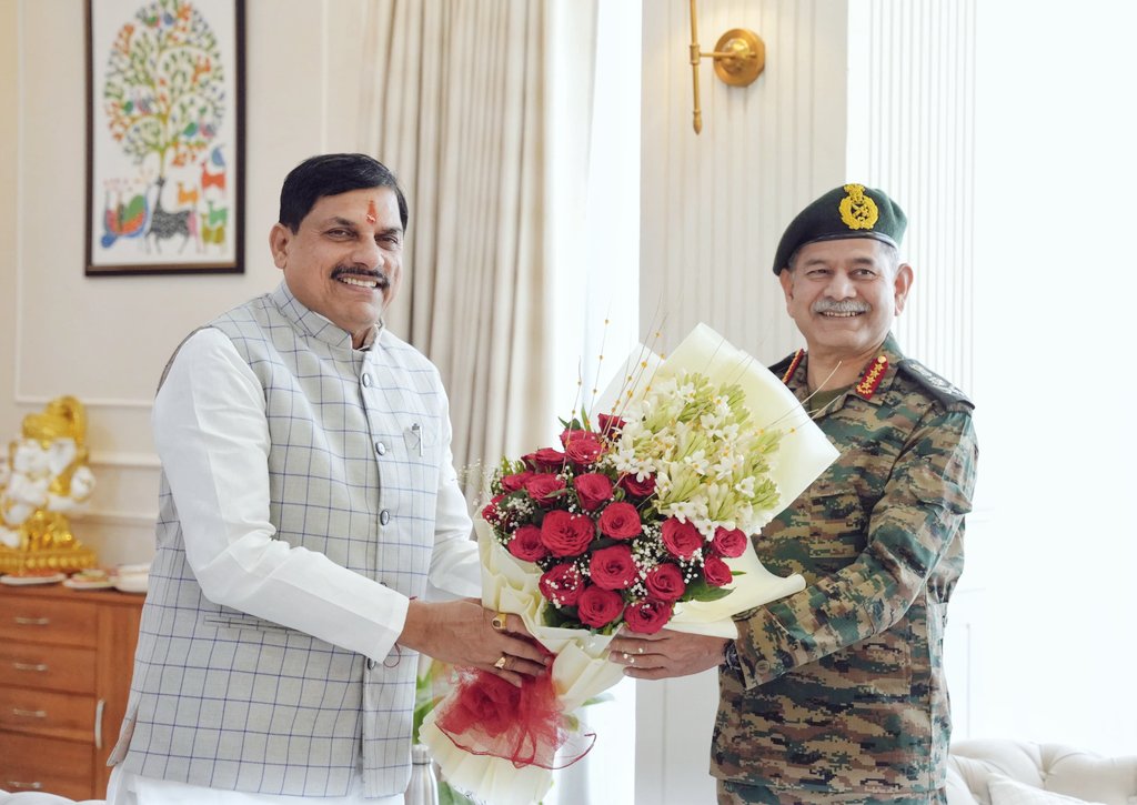 DrMohanYadav51's tweet photo. मध्यप्रदेश के गौरव भारतीय थल सेना प्रमुख जनरल उपेंद्र द्विवेदी जी का आज मुख्यमंत्री निवास में आत्मीय स्वागत अभिनन्दन किया।

मां भारती की सेवा में समर्पित जनरल द्विवेदी जी का भारतीय थल सेनाध्यक्ष के रूप में आसीन होना, हम सभी प्रदेशवासियों के लिए असीम गौरव और प्रतिष्ठा का क्षण है। https://t.co/jUyONWoKLC