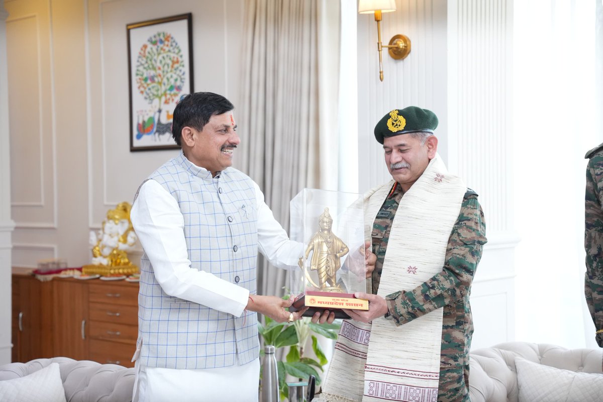 DrMohanYadav51's tweet photo. मध्यप्रदेश के गौरव भारतीय थल सेना प्रमुख जनरल उपेंद्र द्विवेदी जी का आज मुख्यमंत्री निवास में आत्मीय स्वागत अभिनन्दन किया।

मां भारती की सेवा में समर्पित जनरल द्विवेदी जी का भारतीय थल सेनाध्यक्ष के रूप में आसीन होना, हम सभी प्रदेशवासियों के लिए असीम गौरव और प्रतिष्ठा का क्षण है। https://t.co/jUyONWoKLC