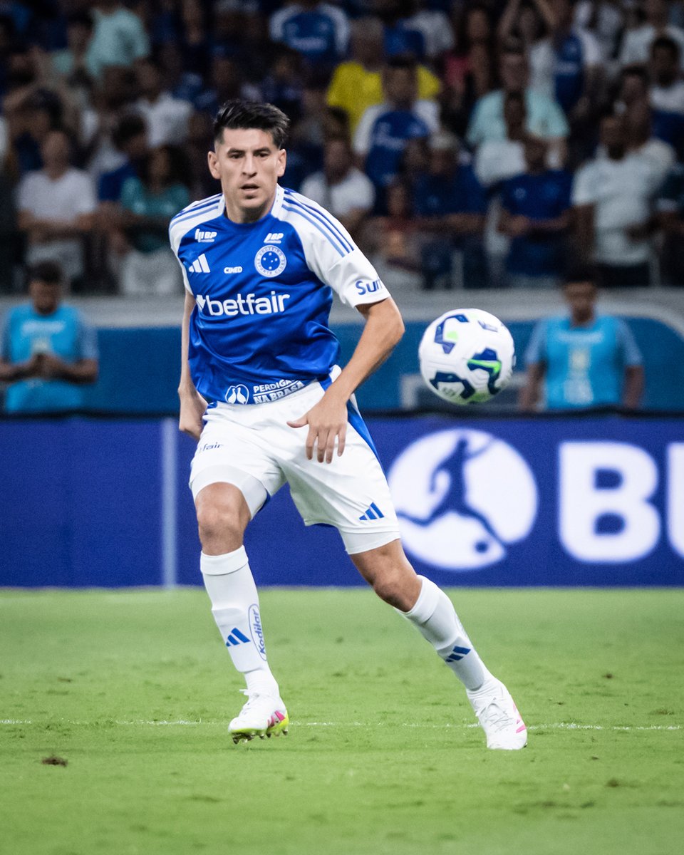 Cruzeiro's tweet image. 🕘 0’ | 2T | Começa o segundo tempo! Vamos buscar os três pontos, Cabuloso! 👊

🔷 #CRUxBAH | 1-0 | #GrandeCampeão