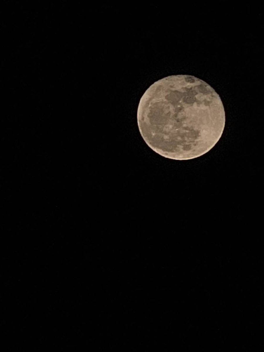 _h0_oOp's tweet image. 一昨日くらいの月めっちゃきれいだった！