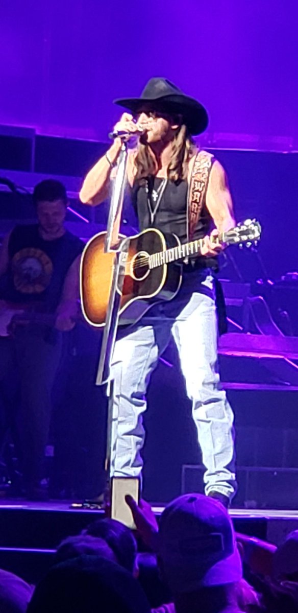 bampac29's tweet photo. DAMN! @WarrenZeiders gets better and better with EVERY new performance! He really works the crowd and entire stage! #RelapseTour #CatchThemLive #TheBayCareSound https://t.co/ql8cOxGKiq