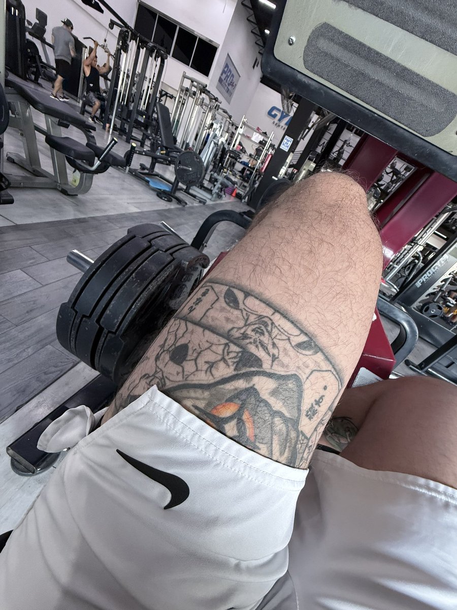 Animesshon's tweet photo. #legday #gymmotivation #gymlife https://t.co/q58URJDN3A