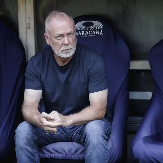 GremioTimeLine's tweet photo. O Grêmio iniciou negociação OFICIAL para contratar o técnico Mano Menezes, que está livre no mercado.

As tratativas estão em andamento entre as partes e com perspectiva de acerto.

O técnico de 62 anos vê com bons olhos retorno ao Tricolor Gaúcho para se recolocar no mercado.

🗞️Esporte Band RS